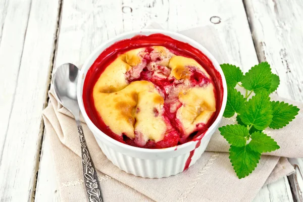 Pudding Erdbeere in Schale auf hellem Brett — Stockfoto