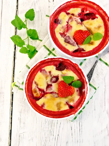 Pudding strawberry in two bowls on board top — Stock Photo, Image