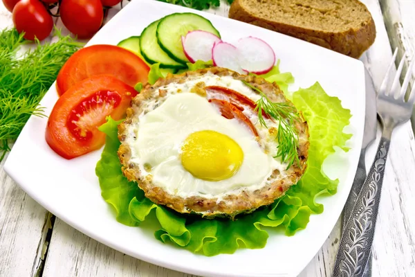 Tartlet meat with egg on board — Stock Photo, Image