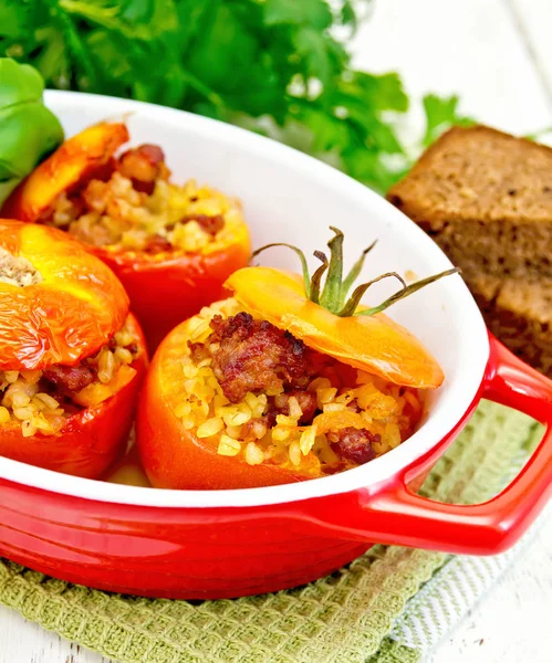 Tomates recheados com bulgur em panela em guardanapo — Fotografia de Stock