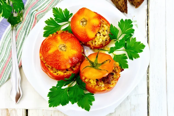 Tomatoes stuffed with bulgur and parsley in plate on board top — Stock Photo, Image