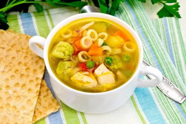 Havlu üzerinde kase çorba sebzeli çorba