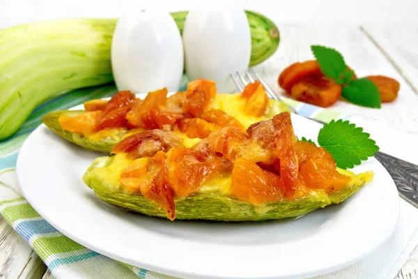 Courgettes in pikante saus op servet — Stockfoto