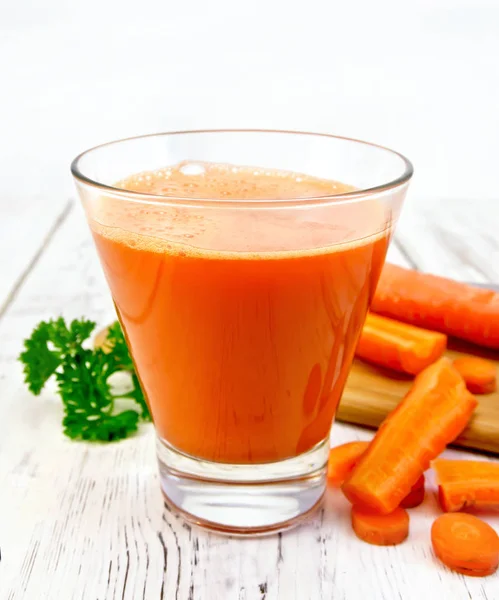 Succo di carota con verdure e prezzemolo a bordo — Foto Stock