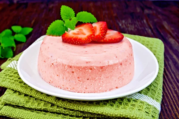 Panna cotta fragola su lavagna scura — Foto Stock