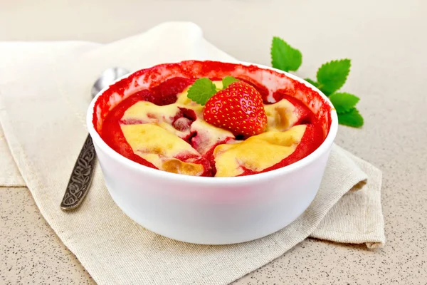 Fragola budino in ciotola sul tavolo di pietra — Foto Stock