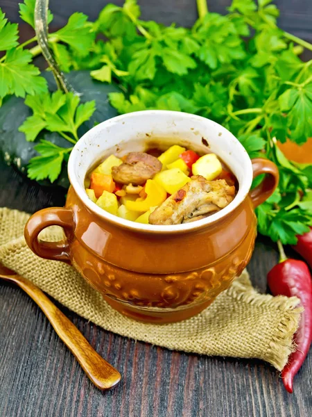 Roast meat and potatoes in pot on sacking — Stock Photo, Image