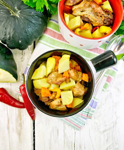 Carne asada y verduras en macetas blancas a bordo — Foto de Stock