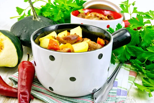 Viande rôtie et légumes dans des pots blancs sur panneau lumineux — Photo