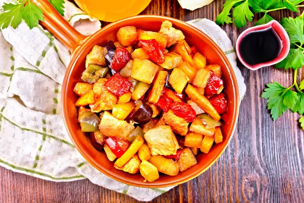 Rostbiff med grönsaker och honung i pan ombord på toppen — Stockfoto