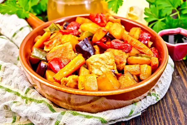 Rôti avec des légumes et du miel dans une casserole sur carton noir — Photo