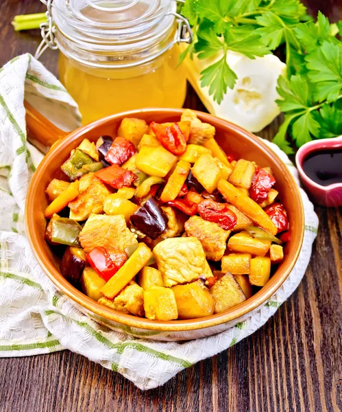 Rostbiff med grönsaker och honung i pan på handduk — Stockfoto