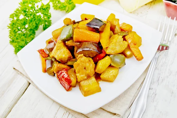 Rostbiff med grönsaker och honung i plattan ljus ombord — Stockfoto