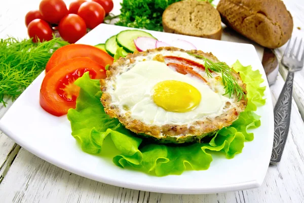 Carne de tartaleta con huevo a bordo ligero — Foto de Stock