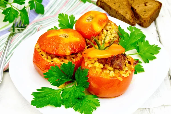 Tomates rellenos de bulgur y perejil en plato sobre jabalí claro — Foto de Stock