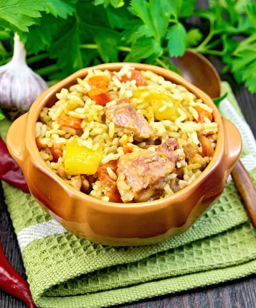 Arroz con pollo y calabacín en tazón de barro sobre tabla oscura — Foto de Stock