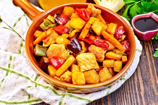 Roast with vegetables and honey in pan on napkin — Stock Photo, Image