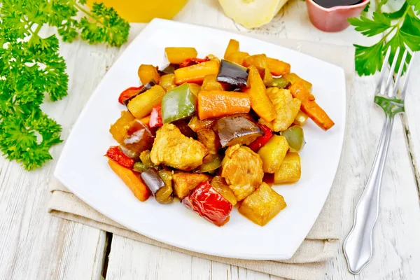 Жаркое с овощами и медом в тарелке на салфетке — стоковое фото