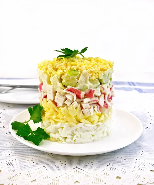 Salada de palitos de caranguejo em guardanapo — Fotografia de Stock