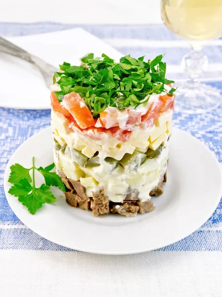 Salada com carne e tomate em toalha de mesa azul — Fotografia de Stock