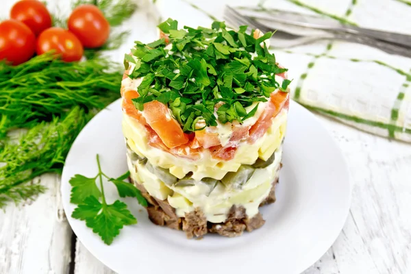 Салат с говядиной и помидорами на столе — стоковое фото