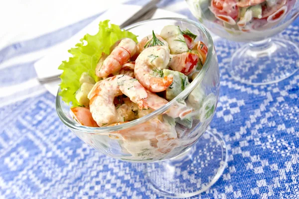 Salad with shrimp and avocado in glass on tablecloth — Stock Photo, Image