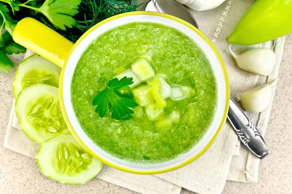 Pepino sopa em tigela amarela no tampo da mesa de granito — Fotografia de Stock