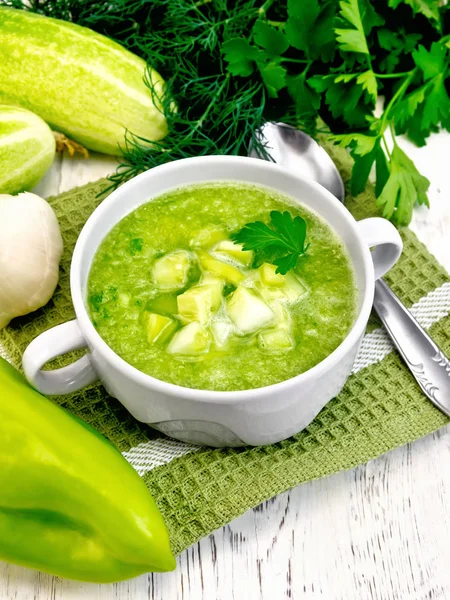 Suppe Gurke mit Petersilie in weißer Schüssel auf hellem Brett — Stockfoto