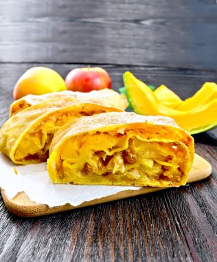 Strudel kabak ve elma ile gemide kuru üzüm