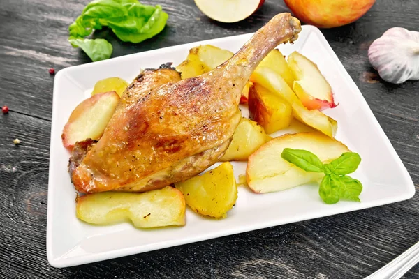 Ördek bacak ile elma ve patates plaka gemide — Stok fotoğraf