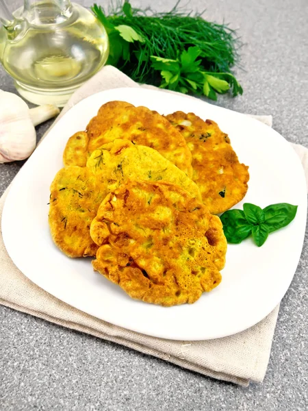 Kichererbsen mit Zucchini im Teller auf Steintisch — Stockfoto