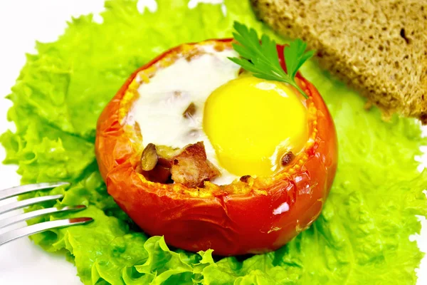 Huevos revueltos en tomate con jamón y champiñones —  Fotos de Stock