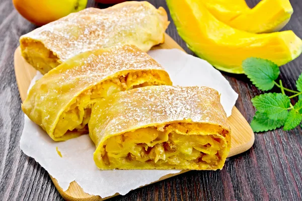 Strudel dyni i apple na ciemny deska drewniany — Zdjęcie stockowe