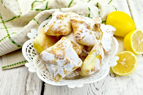 Biscotti limone in ciotola su bordo chiaro — Foto Stock