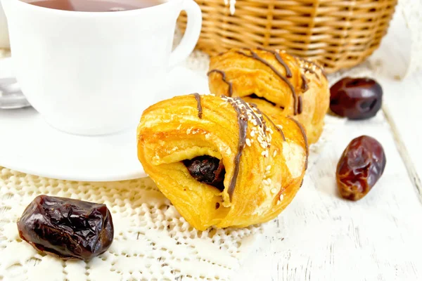 Kekse mit Datteln und Tee in weißer Tasse an Bord — Stockfoto