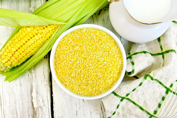 Corn grits in bowl on board top — Stock Photo, Image