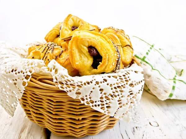 Galletas con dátiles en cesta con servilleta a bordo — Foto de Stock