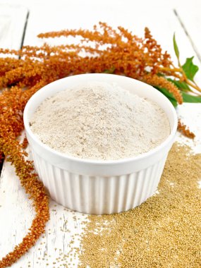 Un mor ışığı kartı üzerinde beyaz kase