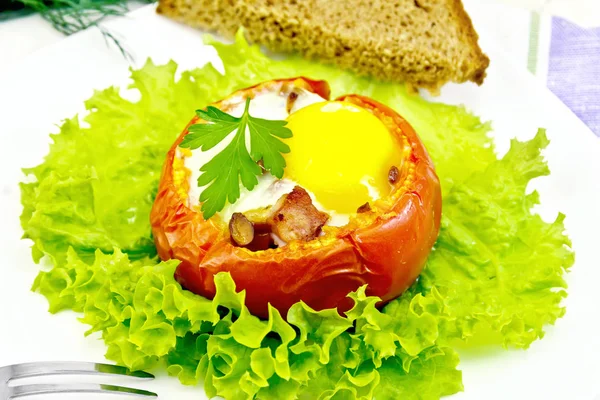 Huevos revueltos en tomate y pan a bordo —  Fotos de Stock