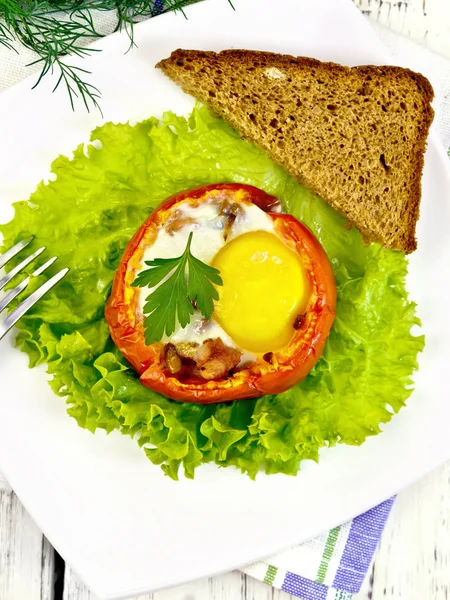 Scrambled eggs in tomato on board top — Stock Photo, Image