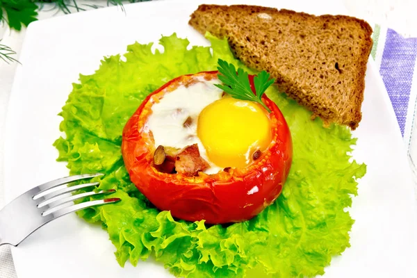 Scrambled eggs in tomato on board — Stock Photo, Image