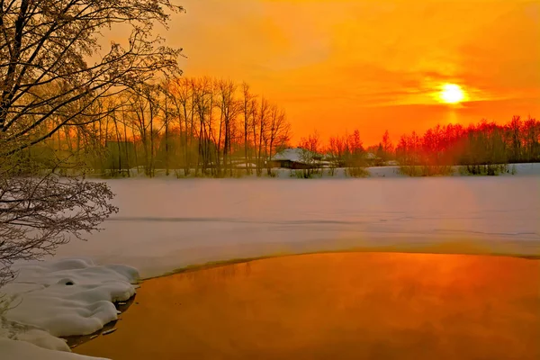 Pôr do sol no rio no inverno — Fotografia de Stock