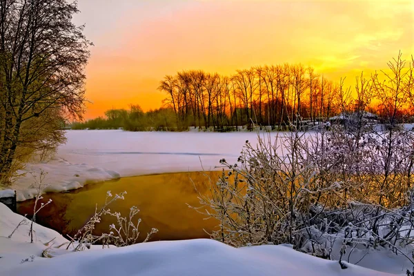 Закат на зимней реке — стоковое фото