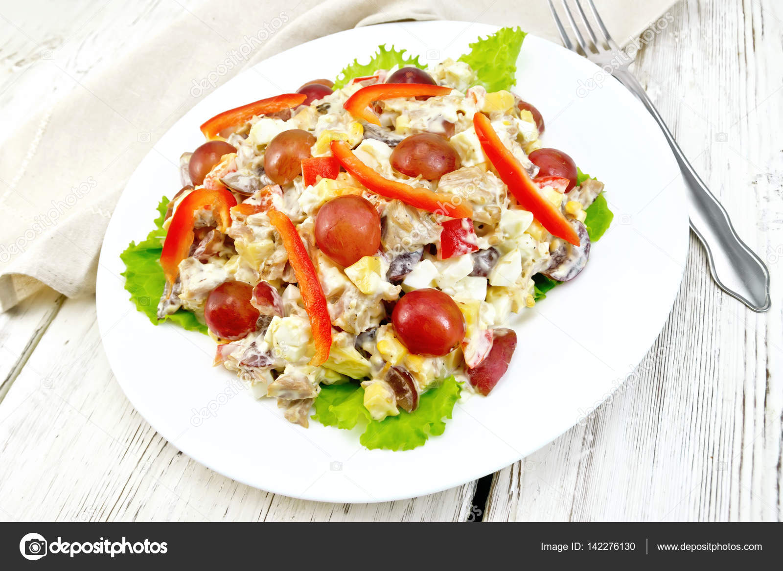 Салат из мяса и сыра с виноградом на борту стоковая