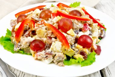 Et ve yeşil marul üzerinde üzüm peynirli salata