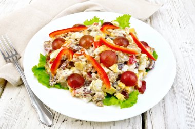 Et ve üzüm ışığı kartı üzerinde peynir salatası