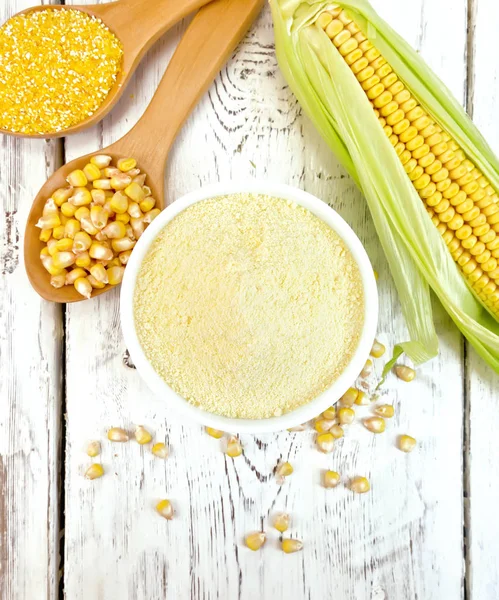 Harina de maíz en tazón a bordo superior — Foto de Stock