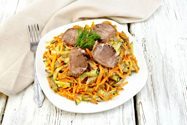 Salada de língua e cenouras com guardanapo a bordo — Fotografia de Stock