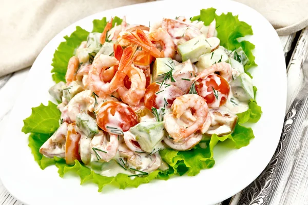 Salad with shrimp and avocado in plate on board — Stock Photo, Image