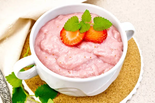 Soep aardbei in kom met servet op granieten tafel — Stockfoto